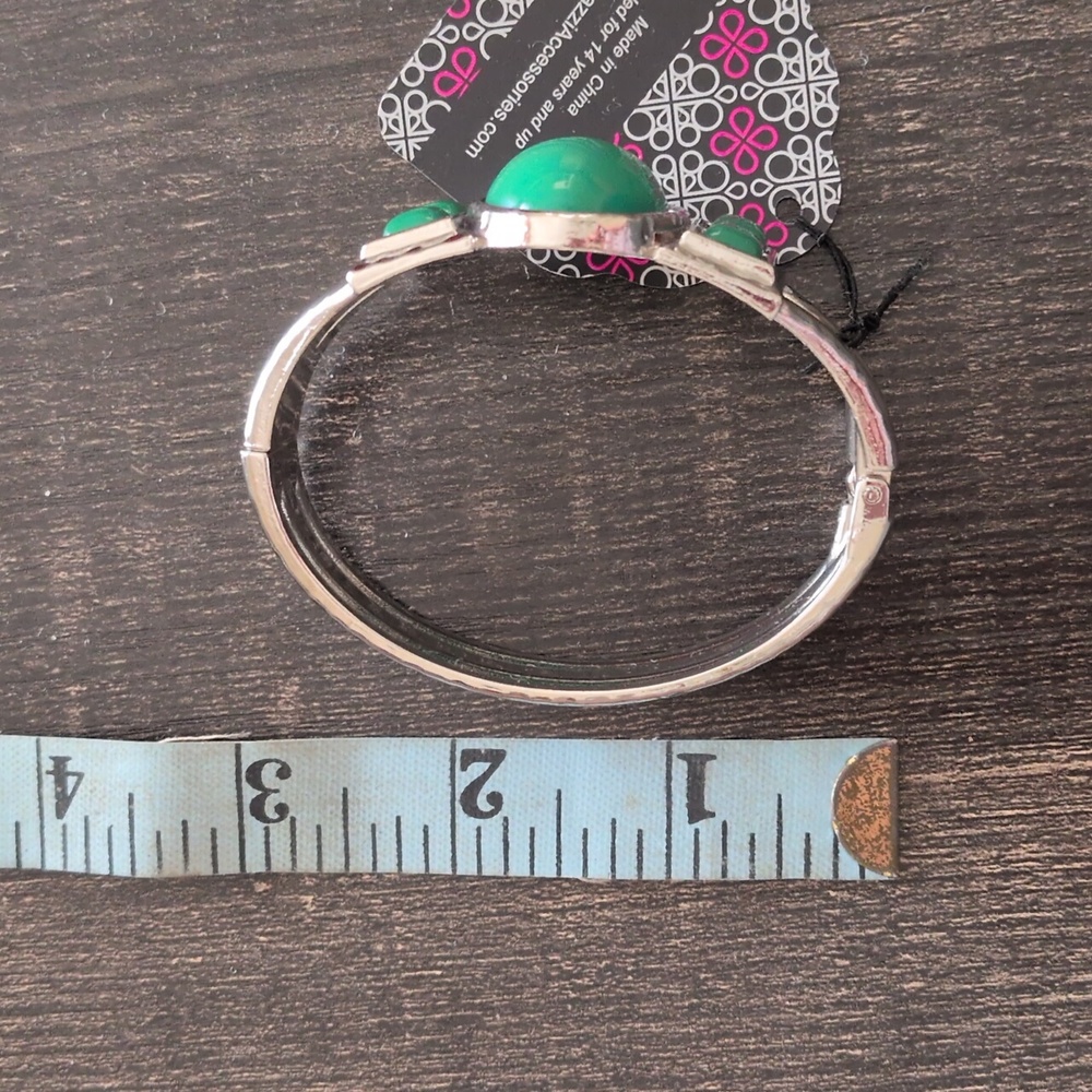 Paparazzi Silvertone & Green Braclet NWT - Picture 4 of 4